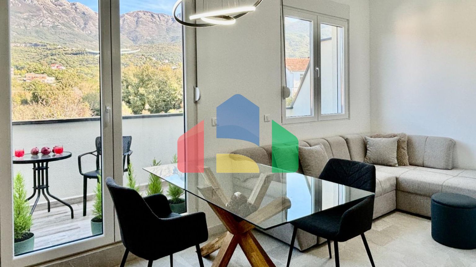 Продается новая дизайнерская студия в жилом комплексе в Радановичи