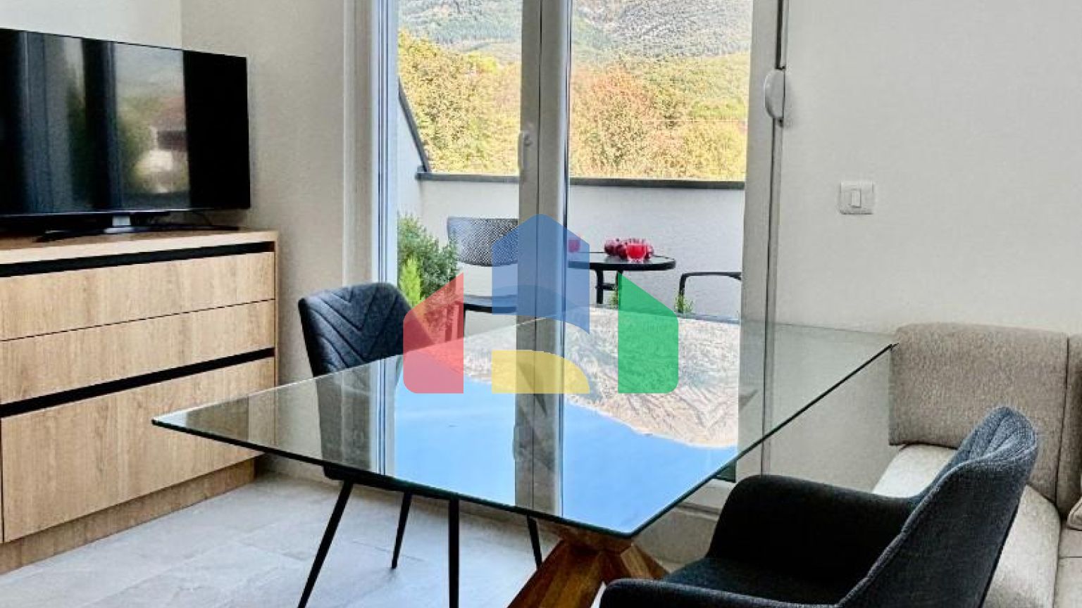 Продается новая дизайнерская студия в жилом комплексе в Радановичи