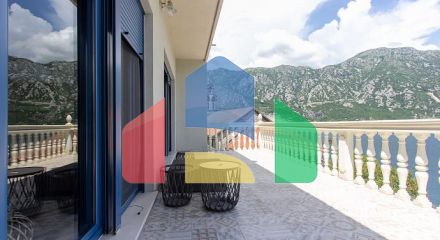 Захватывающая вилла с бассейном с видом на Которский залив