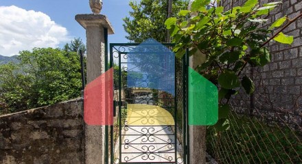 Захватывающая вилла с бассейном с видом на Которский залив