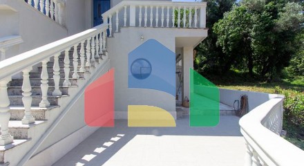 Захватывающая вилла с бассейном с видом на Которский залив