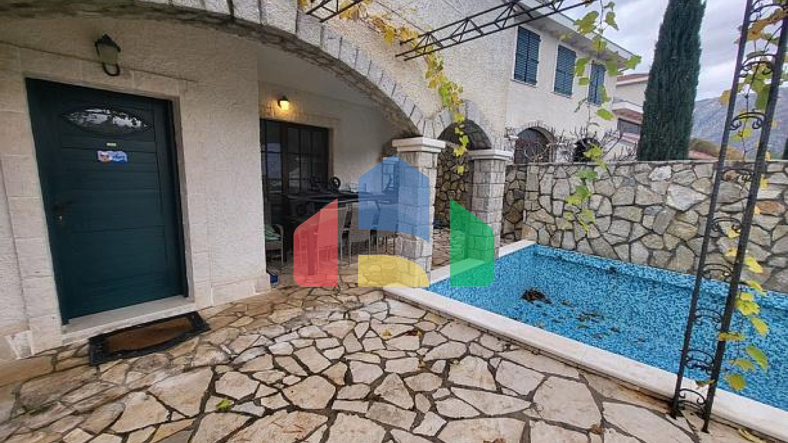 Квартира с тремя спальными комнатами и видом на море, с бассейном