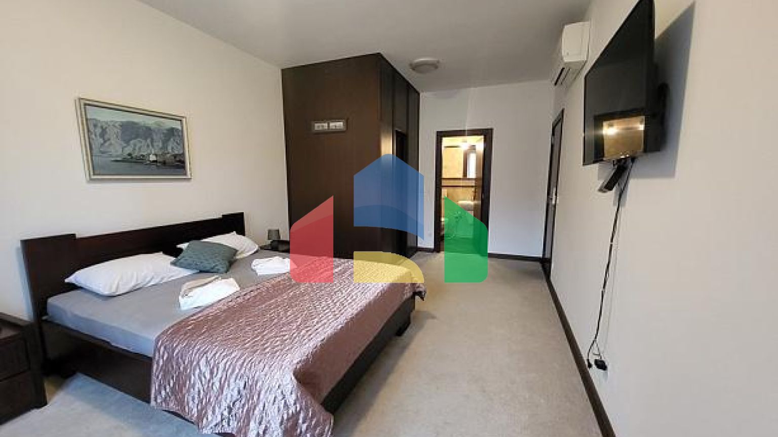 Квартира с тремя спальными комнатами и видом на море, с бассейном