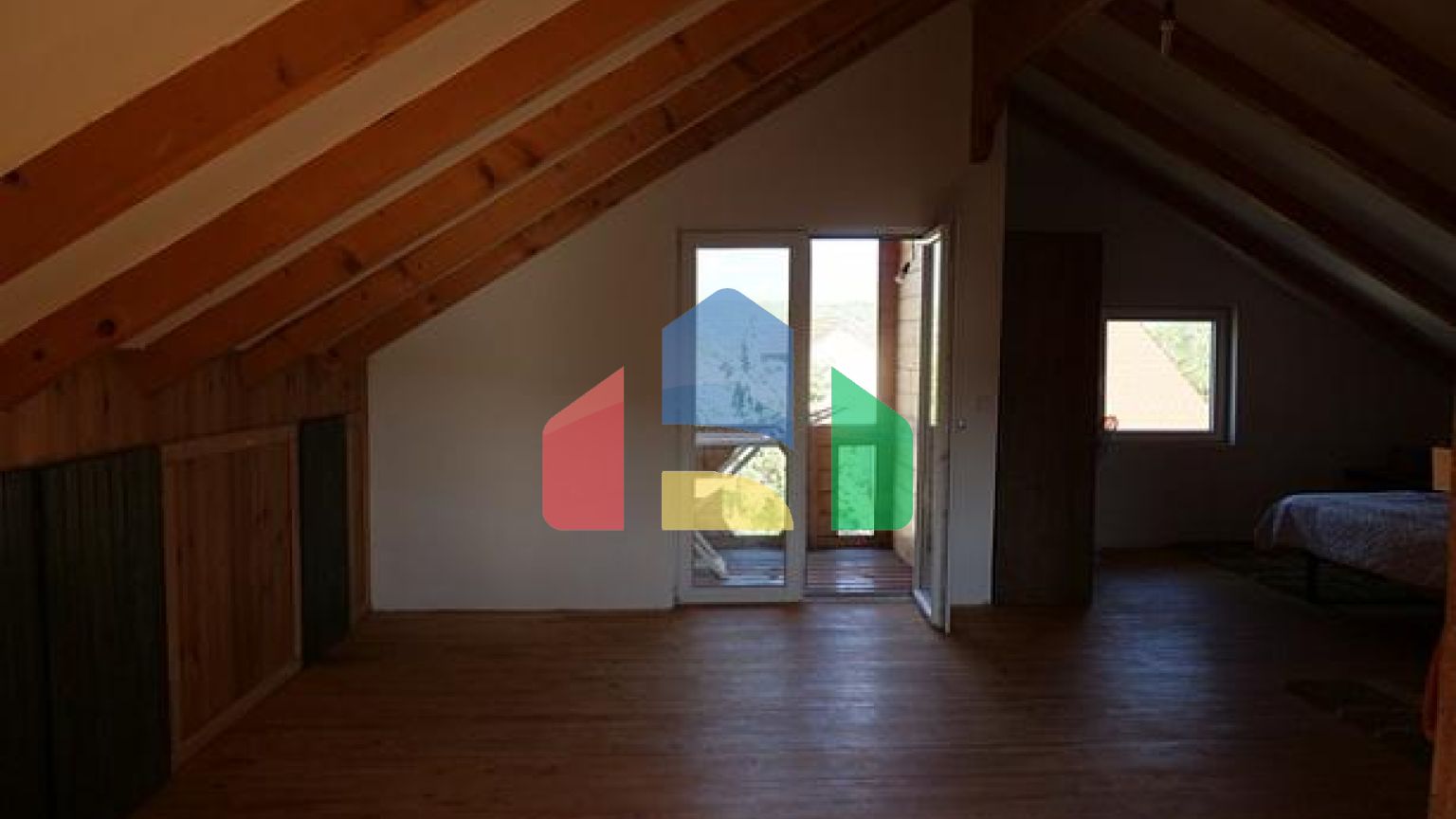 Продаются дома в Загоре на большом участке с бассейном