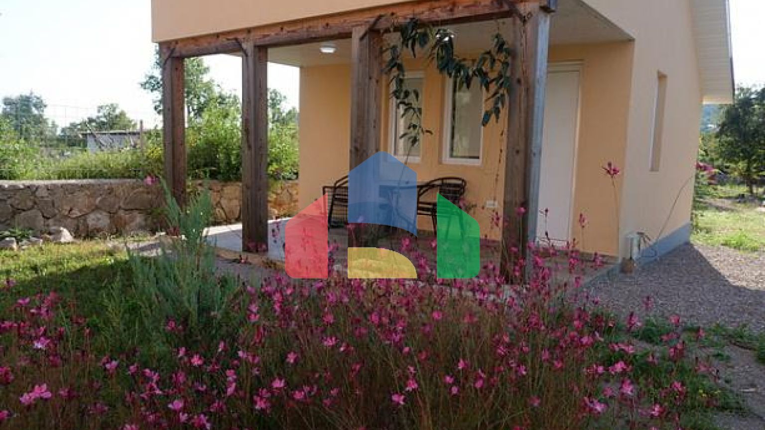 Продаются дома в Загоре на большом участке с бассейном