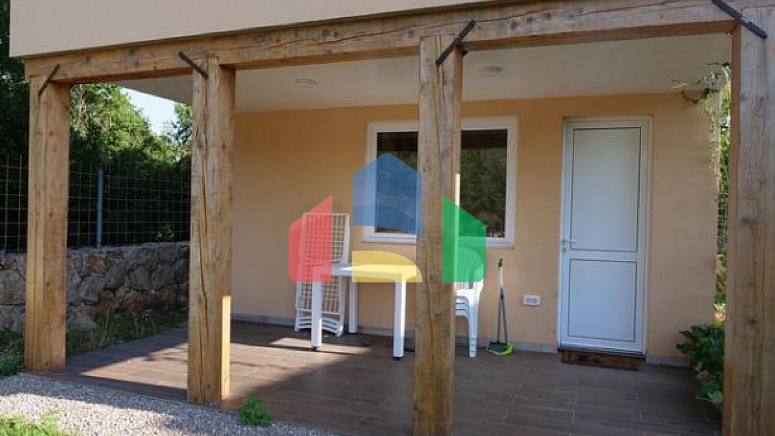 Продаются дома в Загоре на большом участке с бассейном