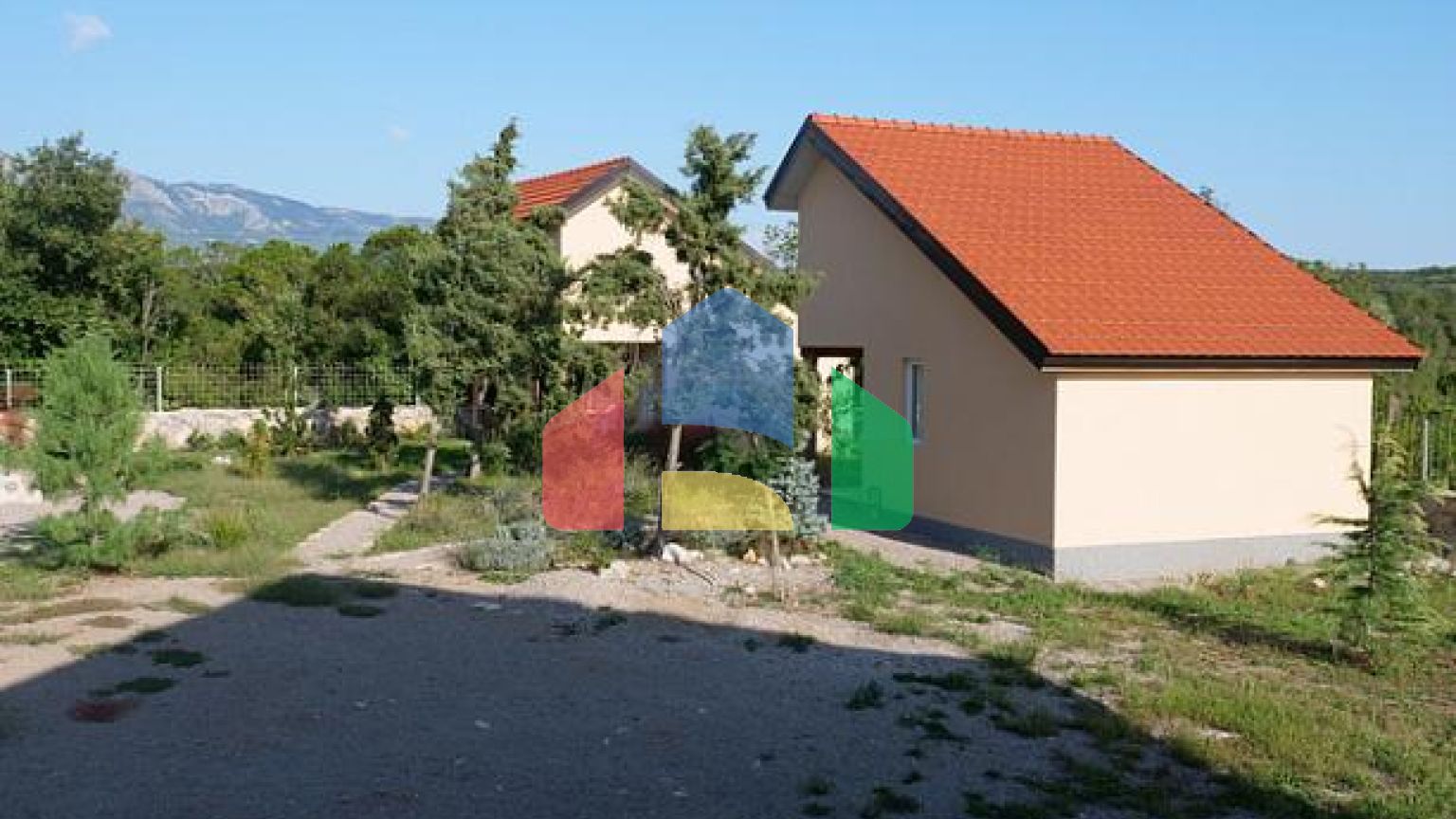 Продаются дома в Загоре на большом участке с бассейном