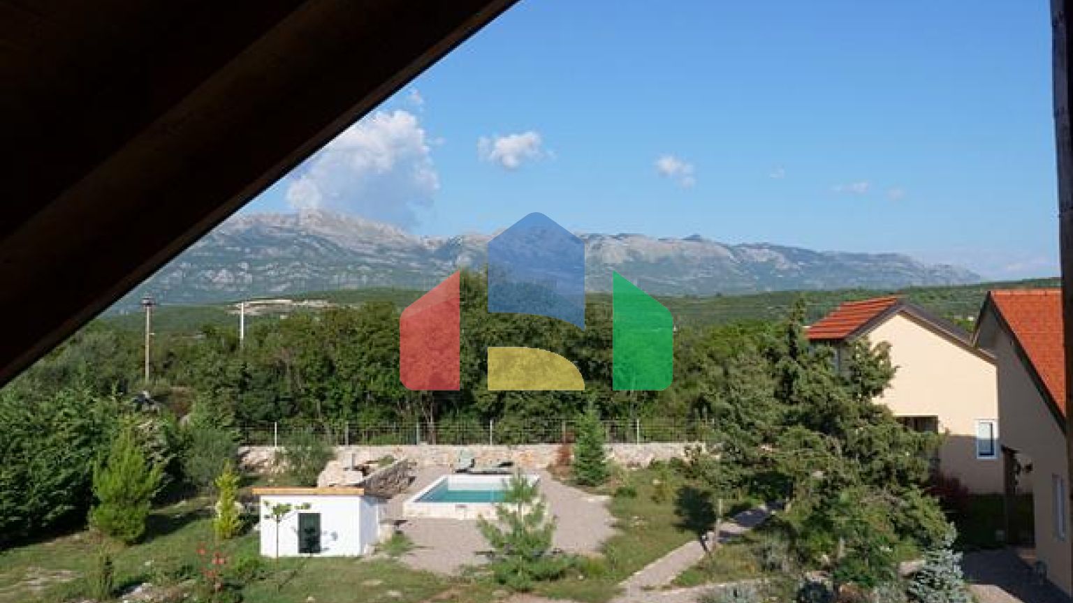 Продаются дома в Загоре на большом участке с бассейном