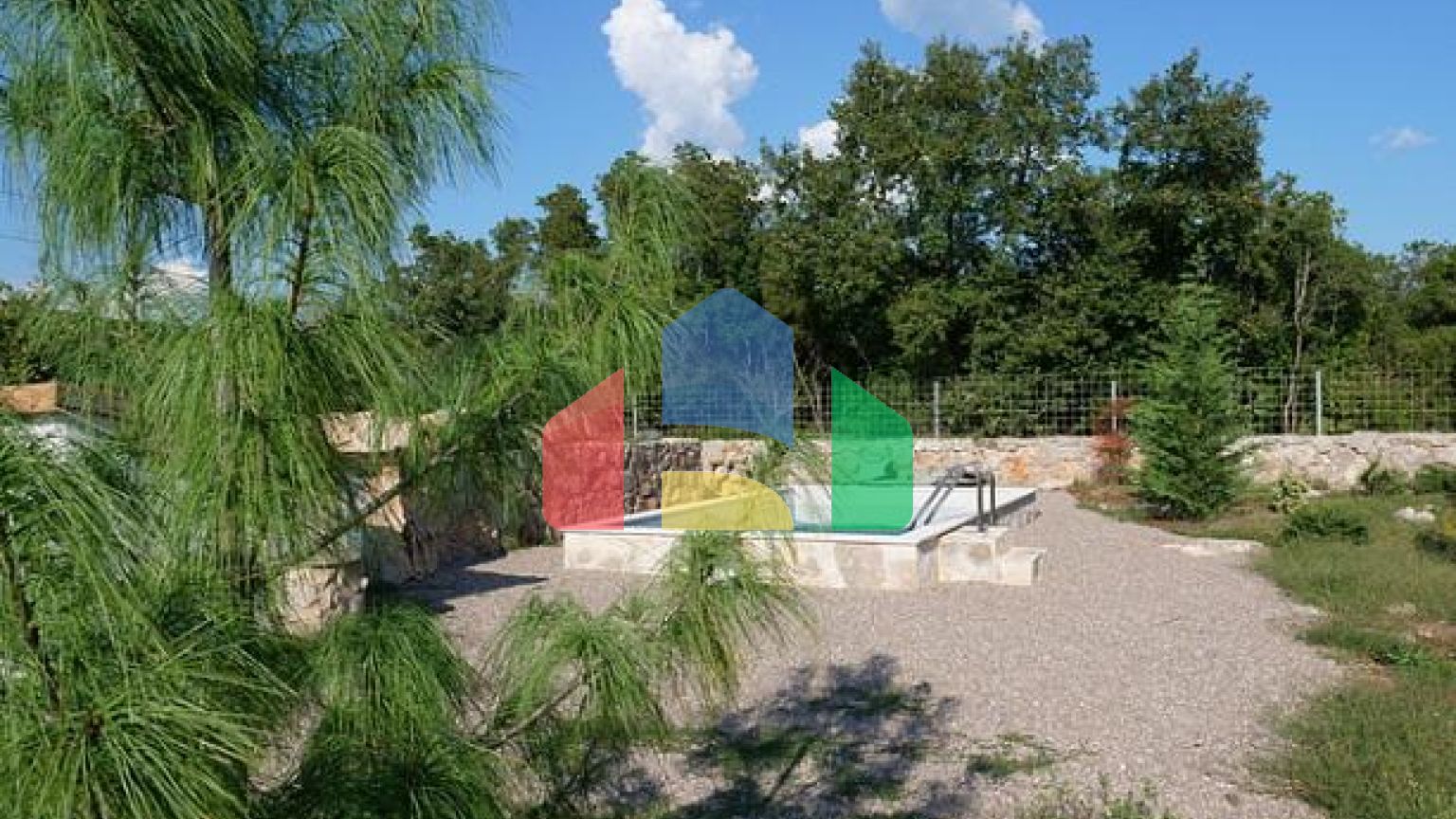 Продаются дома в Загоре на большом участке с бассейном