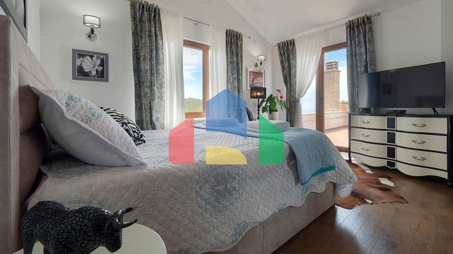 Роскошная вилла с панорамным видом на море и бассейном