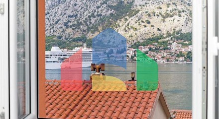 Два дома на первой линии от моря в Муо, Котор