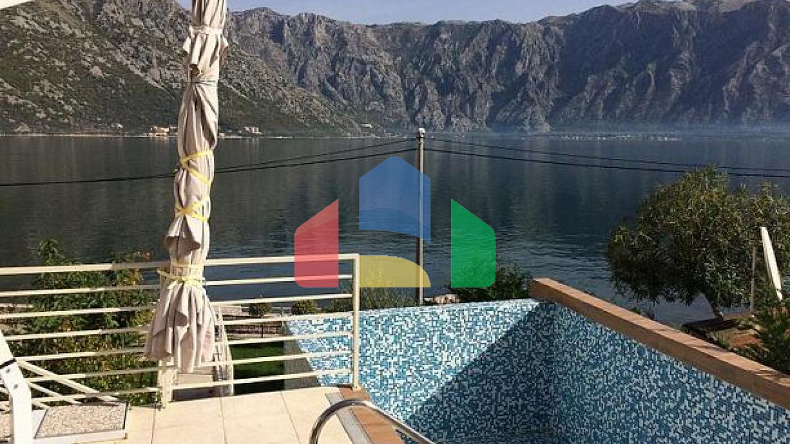 Современный дом в Столиве с бассейном