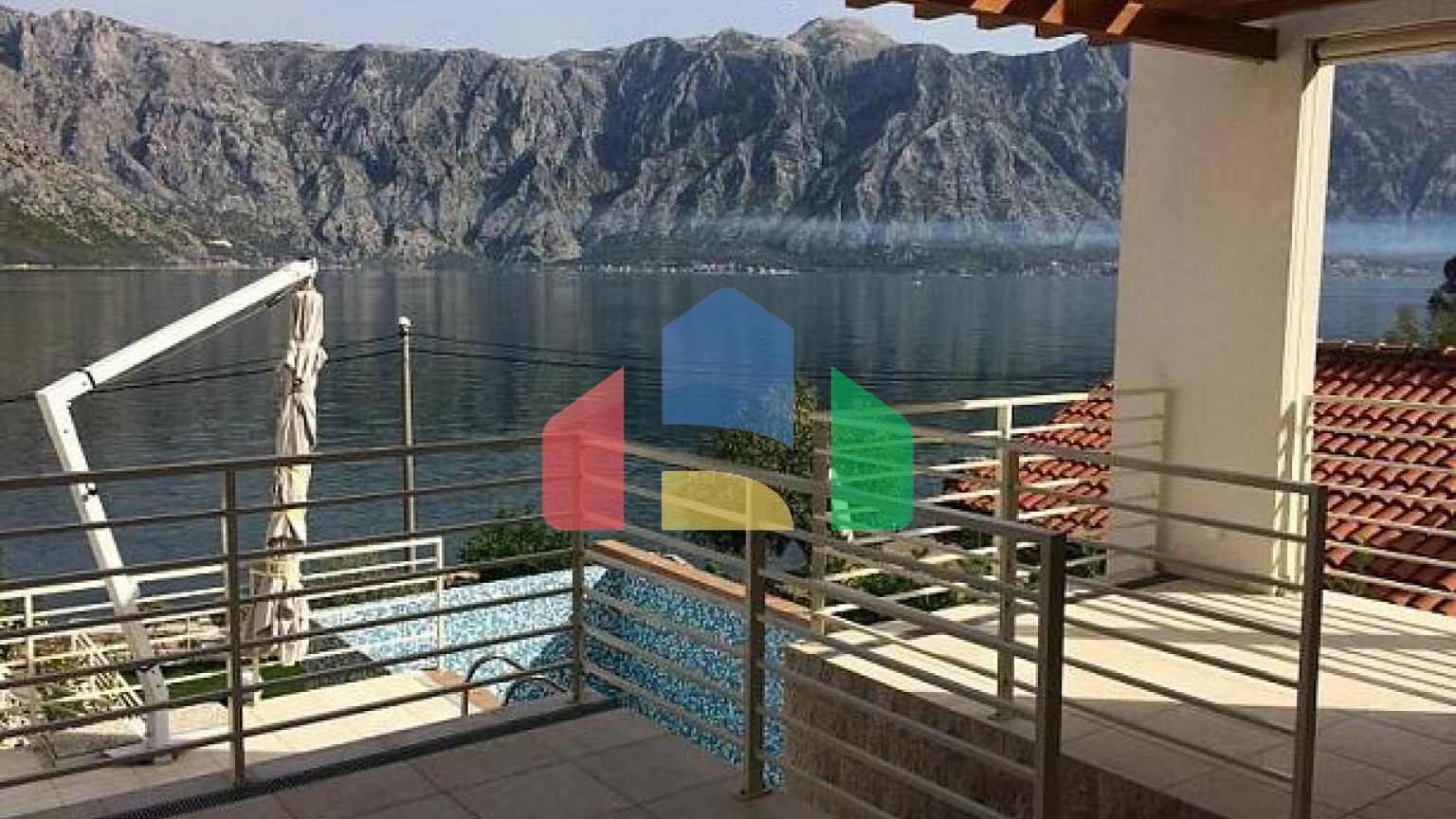 Современный дом в Столиве с бассейном