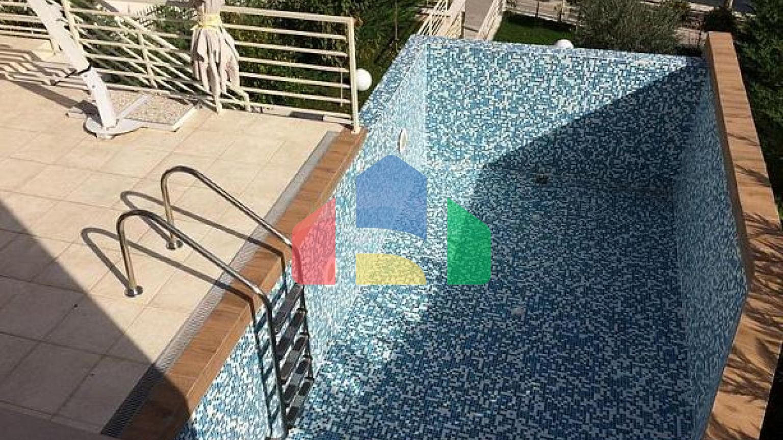 Современный дом в Столиве с бассейном