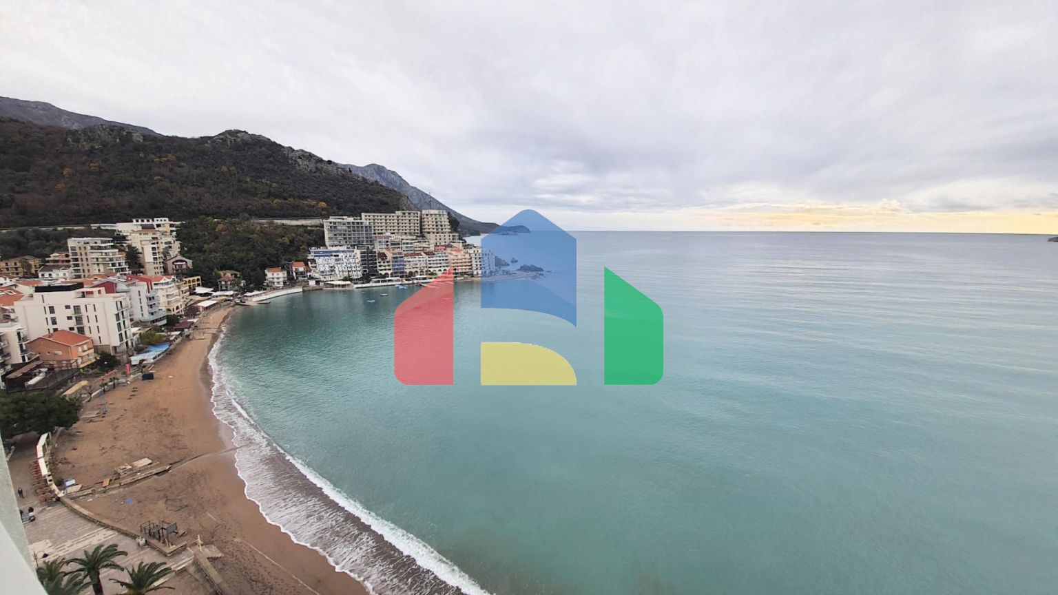 Квартира в новом комплексе на 1 линии в Рафаиловичи