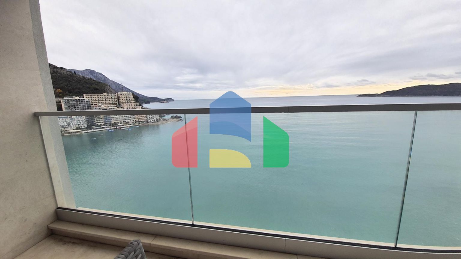 Квартира в новом комплексе на 1 линии в Рафаиловичи