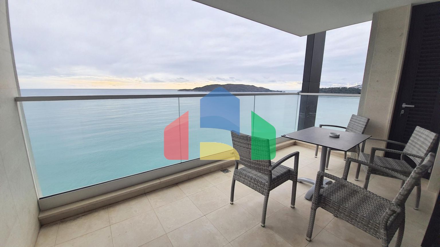 Квартира в новом комплексе на 1 линии в Рафаиловичи