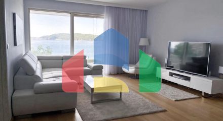 Apartment with 3 bedrooms on the 1st line of the sea in Rafailovici