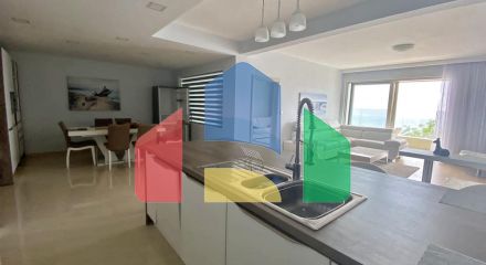 Apartment with 3 bedrooms on the 1st line of the sea in Rafailovici