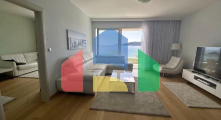 Apartment with 3 bedrooms on the 1st line of the sea in Rafailovici