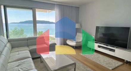 Apartment with 3 bedrooms on the 1st line of the sea in Rafailovici