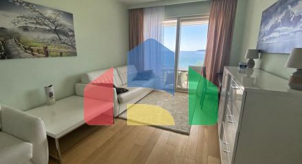 Apartment with 3 bedrooms on the 1st line of the sea in Rafailovici