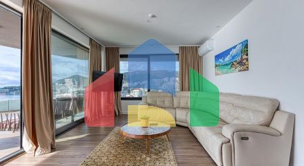 Продаётся эксклюзивная полностью меблированная просторная квартира с большой террасой.