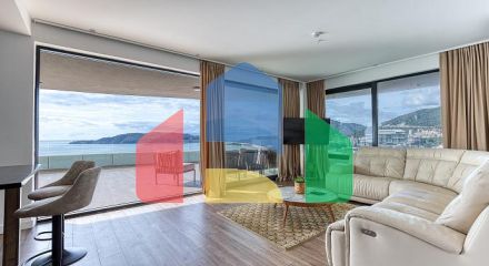 Продаётся эксклюзивная полностью меблированная просторная квартира с большой террасой.