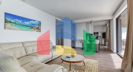 Продаётся эксклюзивная полностью меблированная просторная квартира с большой террасой.