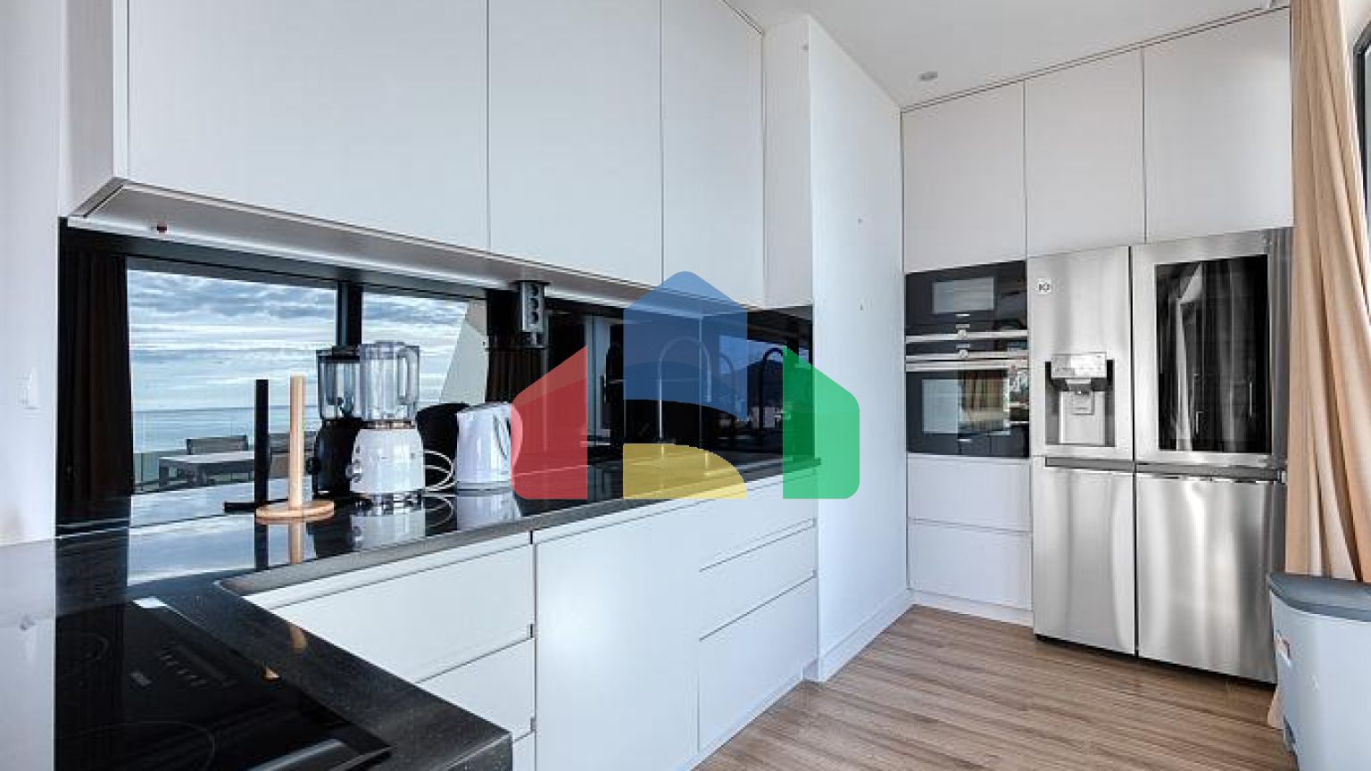 Продаётся эксклюзивная полностью меблированная просторная квартира с большой террасой.