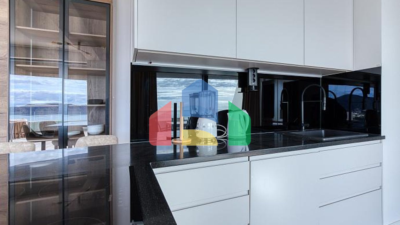 Продаётся эксклюзивная полностью меблированная просторная квартира с большой террасой.