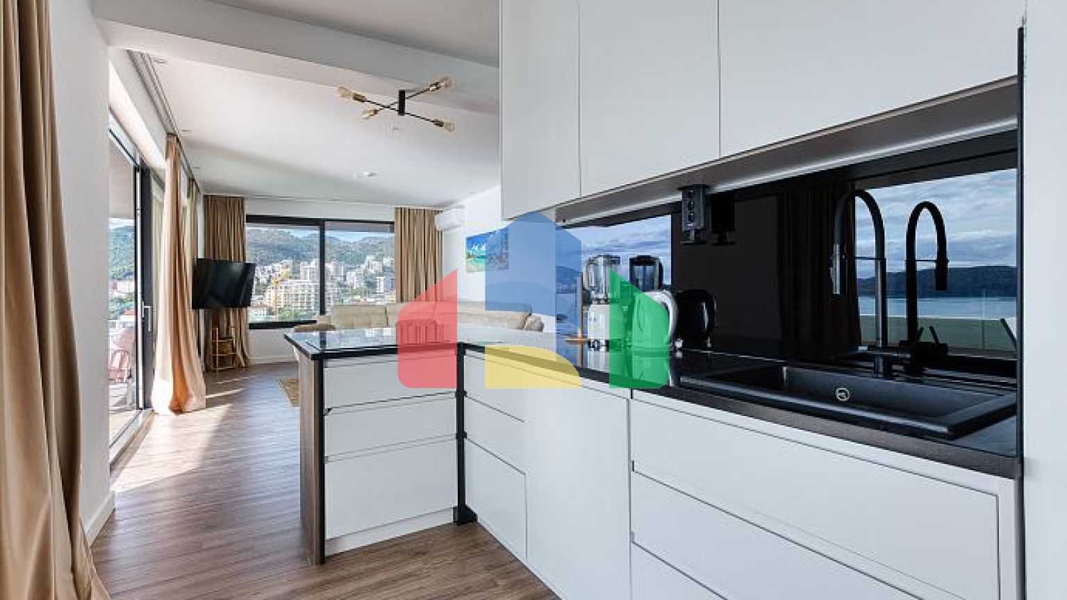 Продаётся эксклюзивная полностью меблированная просторная квартира с большой террасой.