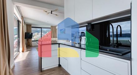 Продаётся эксклюзивная полностью меблированная просторная квартира с большой террасой.