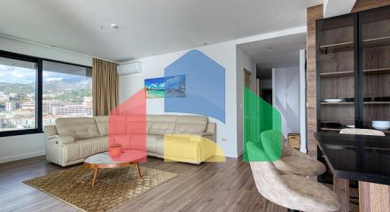 Продаётся эксклюзивная полностью меблированная просторная квартира с большой террасой.