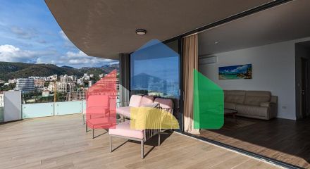 Продаётся эксклюзивная полностью меблированная просторная квартира с большой террасой.