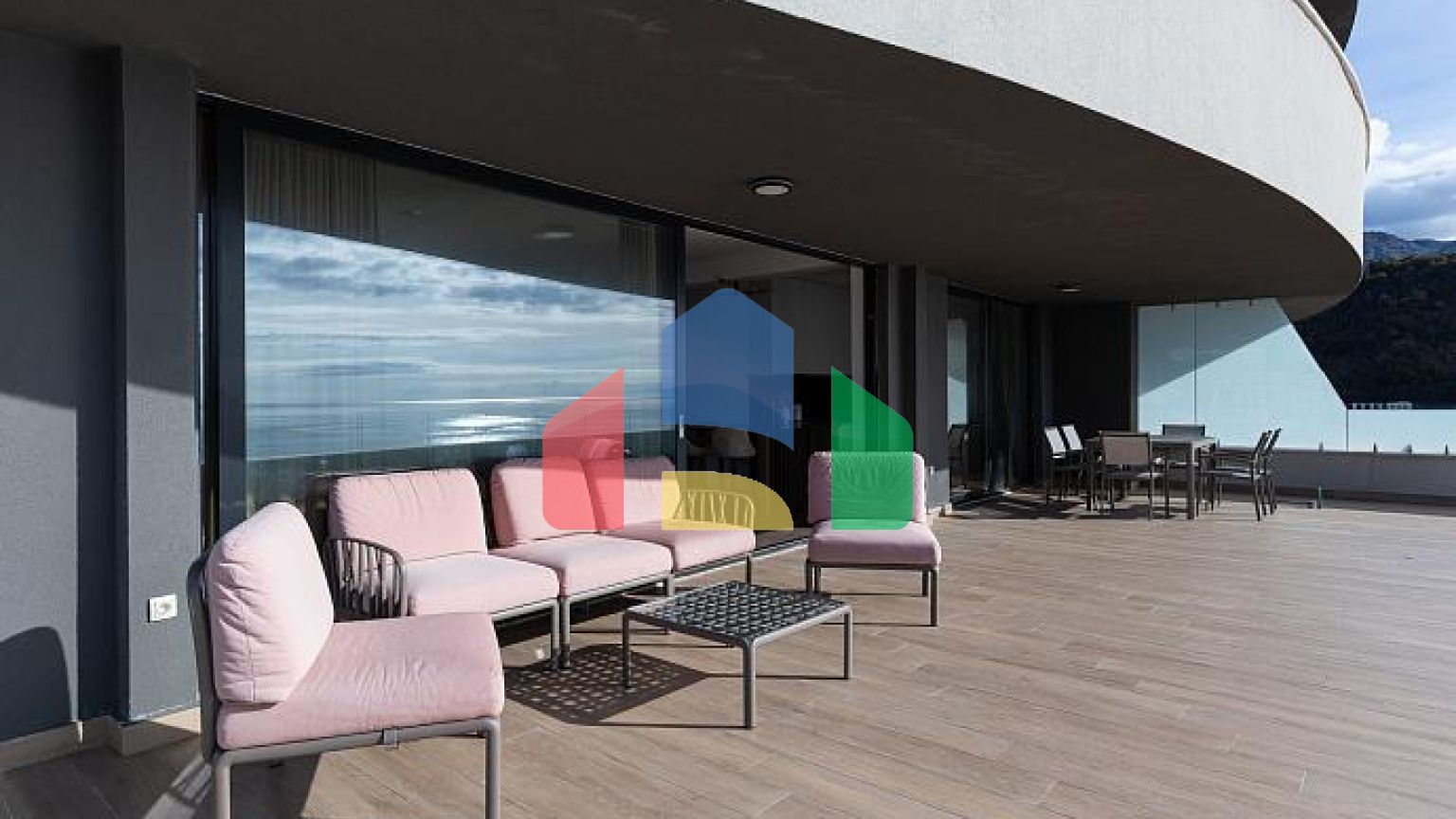 Продаётся эксклюзивная полностью меблированная просторная квартира с большой террасой.