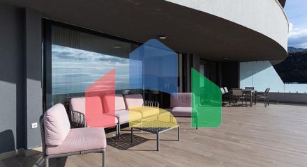 Продаётся эксклюзивная полностью меблированная просторная квартира с большой террасой.