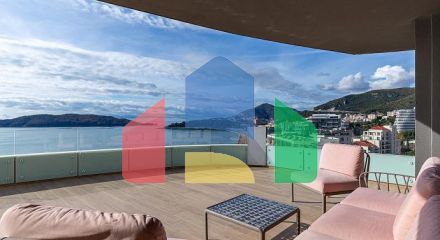 Продаётся эксклюзивная полностью меблированная просторная квартира с большой террасой.