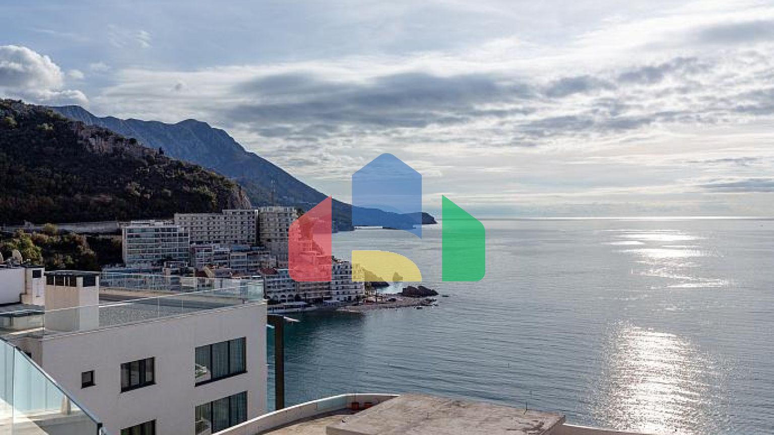 Продаётся эксклюзивная полностью меблированная просторная квартира с большой террасой.