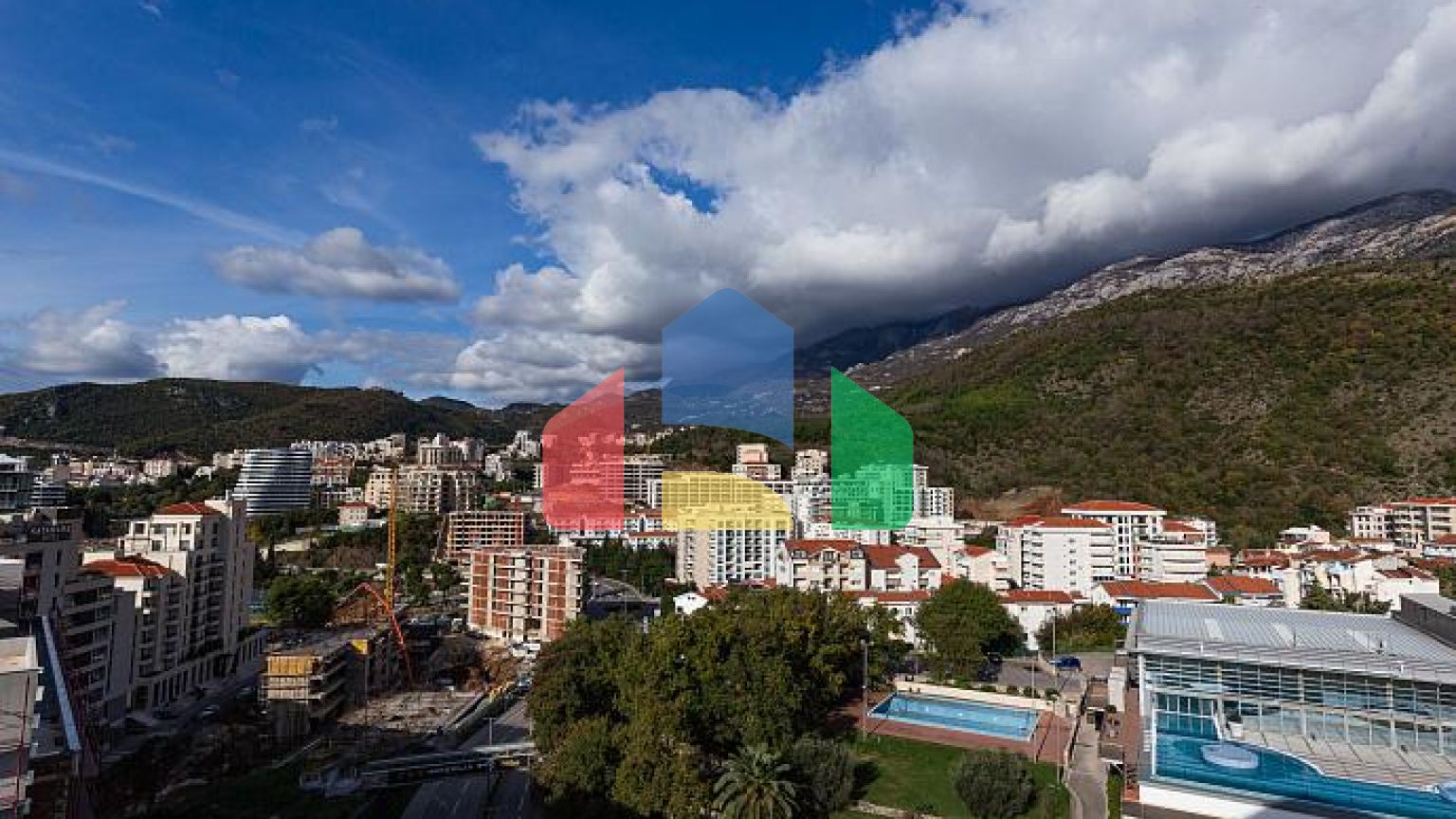 Продаётся эксклюзивная полностью меблированная просторная квартира с большой террасой.