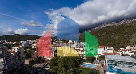 Продаётся эксклюзивная полностью меблированная просторная квартира с большой террасой.