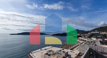 Продаётся эксклюзивная полностью меблированная просторная квартира с большой террасой.