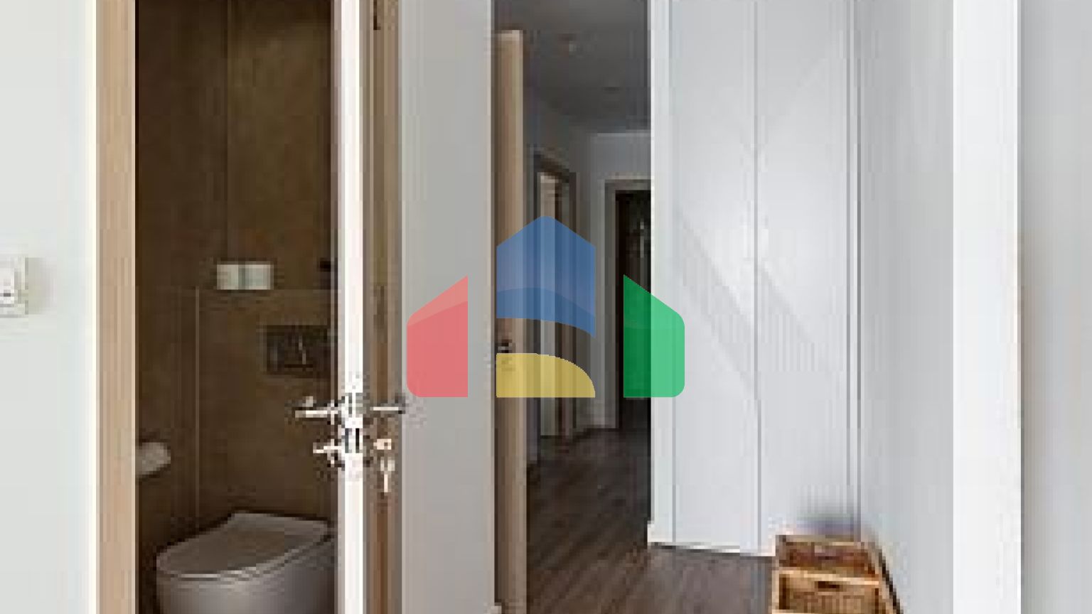 Продаётся эксклюзивная полностью меблированная просторная квартира с большой террасой.