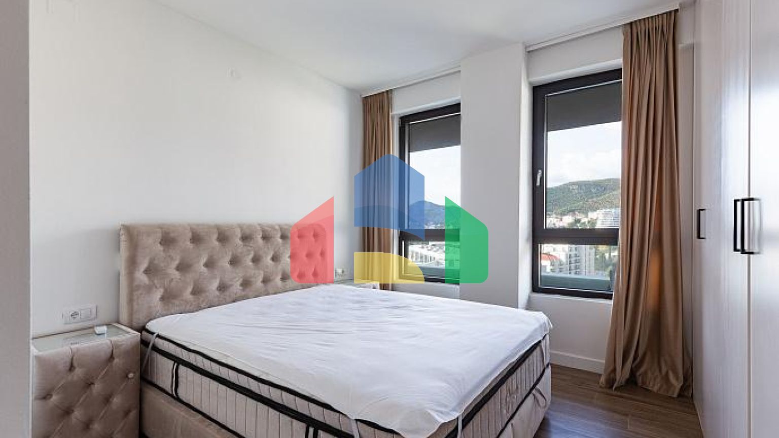 Продаётся эксклюзивная полностью меблированная просторная квартира с большой террасой.