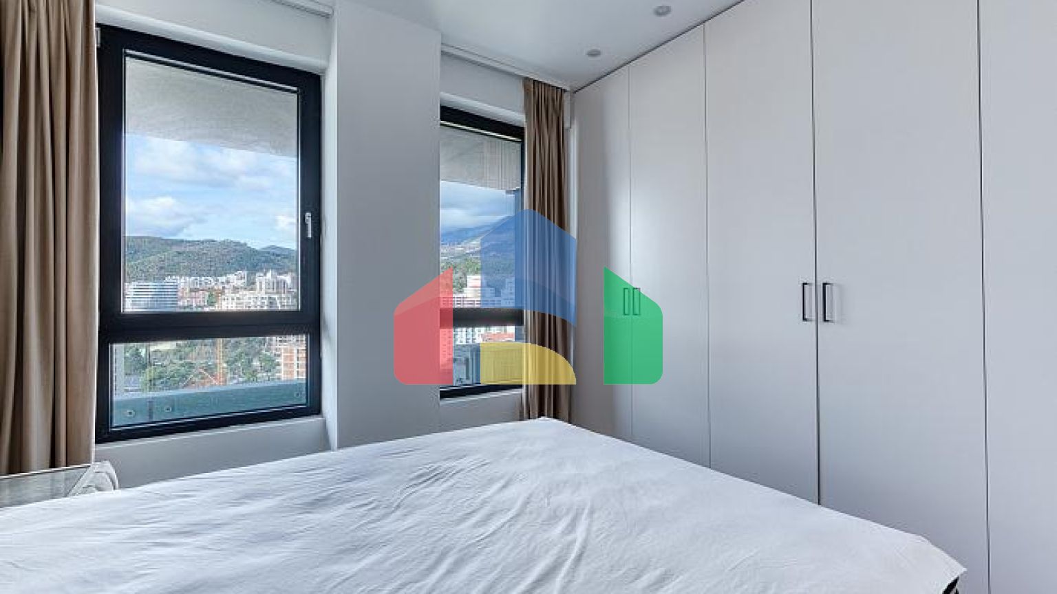 Продаётся эксклюзивная полностью меблированная просторная квартира с большой террасой.