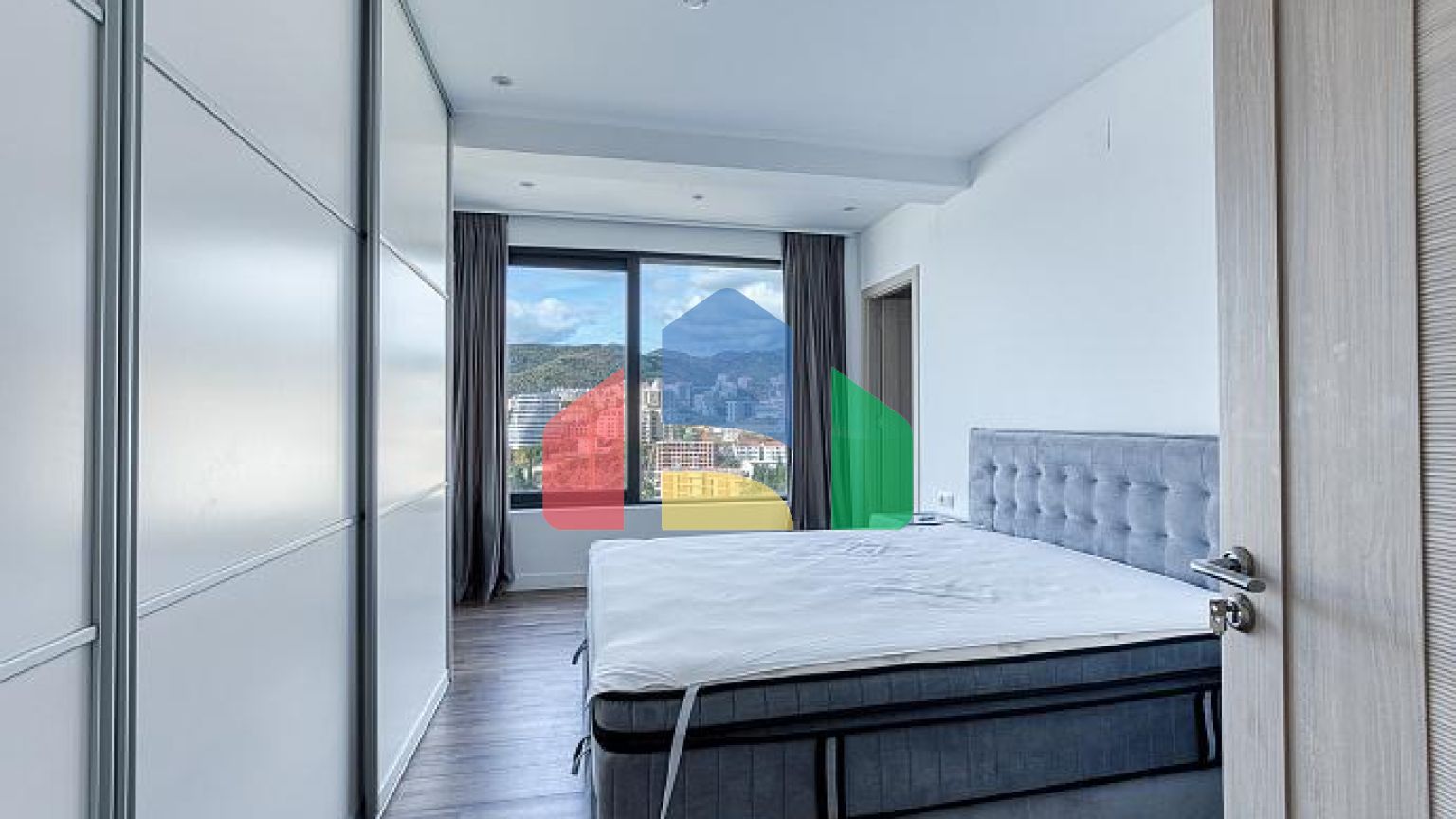 Продаётся эксклюзивная полностью меблированная просторная квартира с большой террасой.