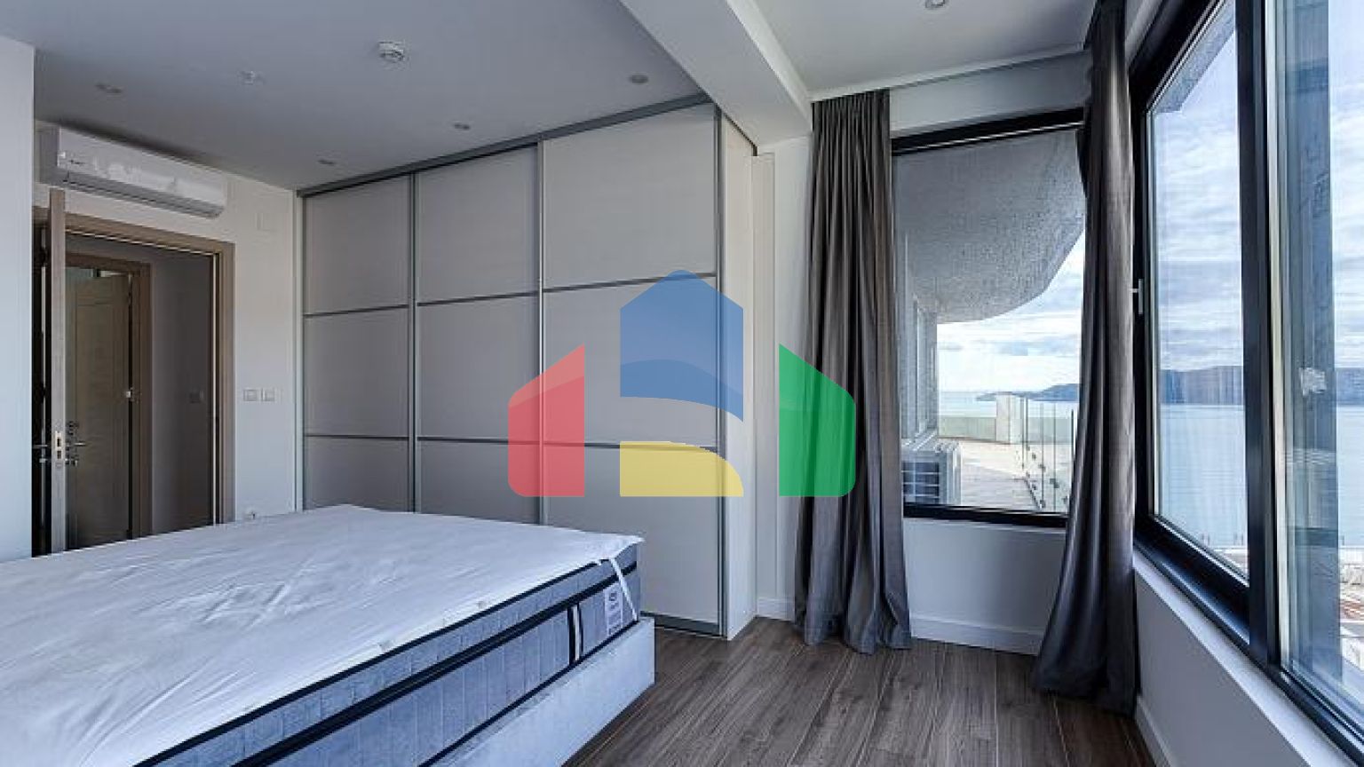 Продаётся эксклюзивная полностью меблированная просторная квартира с большой террасой.