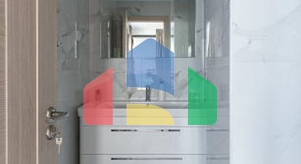 Продаётся эксклюзивная полностью меблированная просторная квартира с большой террасой.