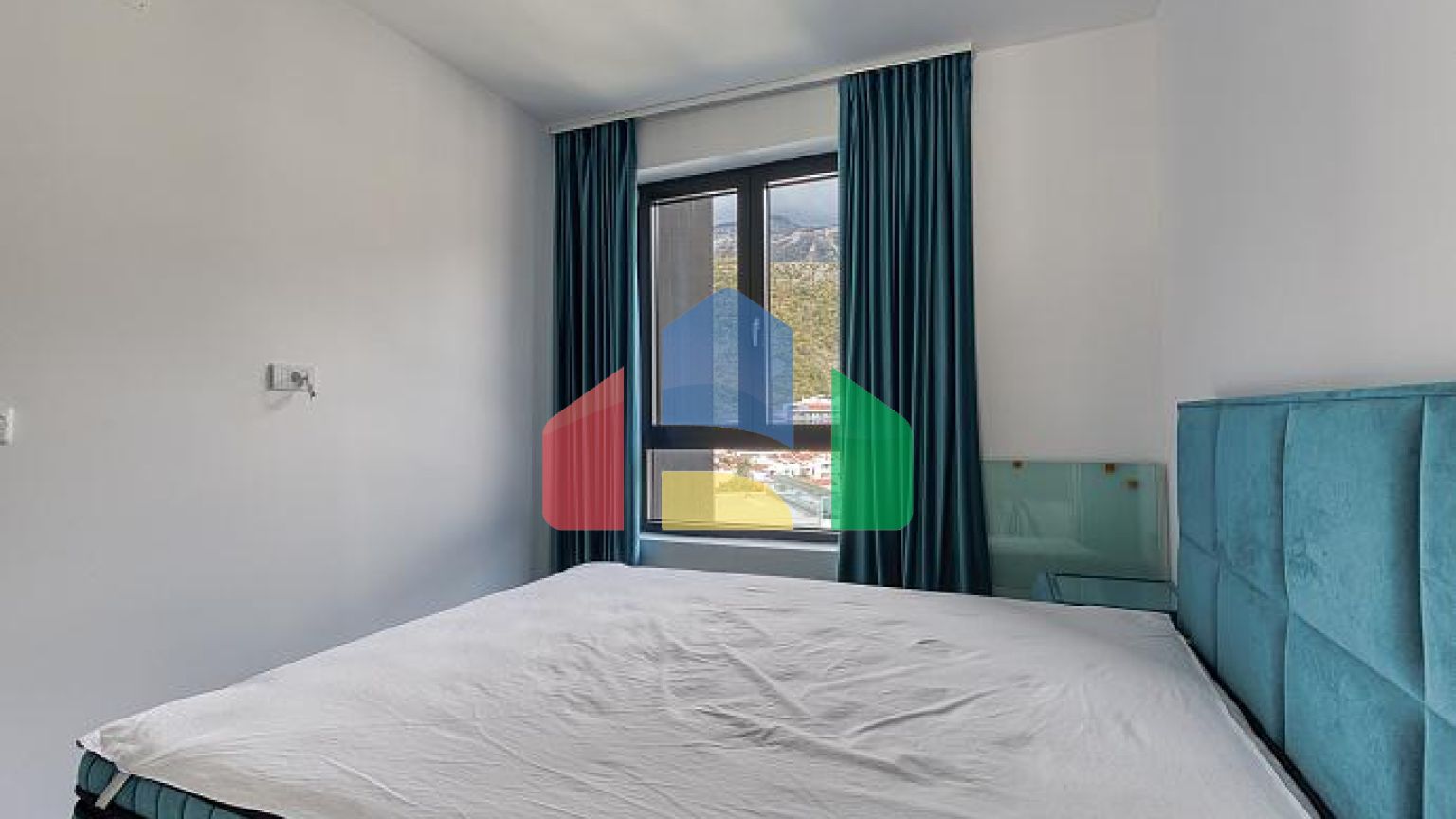 Продаётся эксклюзивная полностью меблированная просторная квартира с большой террасой.