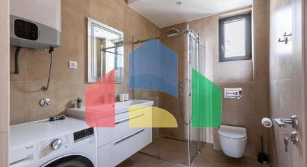 Продаётся эксклюзивная полностью меблированная просторная квартира с большой террасой.